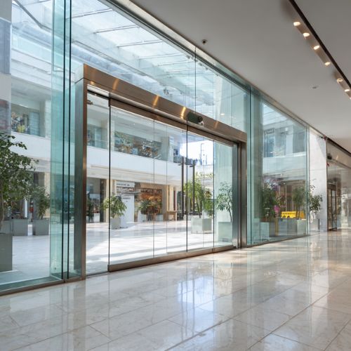 Instalación y mantenimiento de puertas peatonales automáticas en Mallorca. Soluciones cómodas y seguras para comercios y edificios.