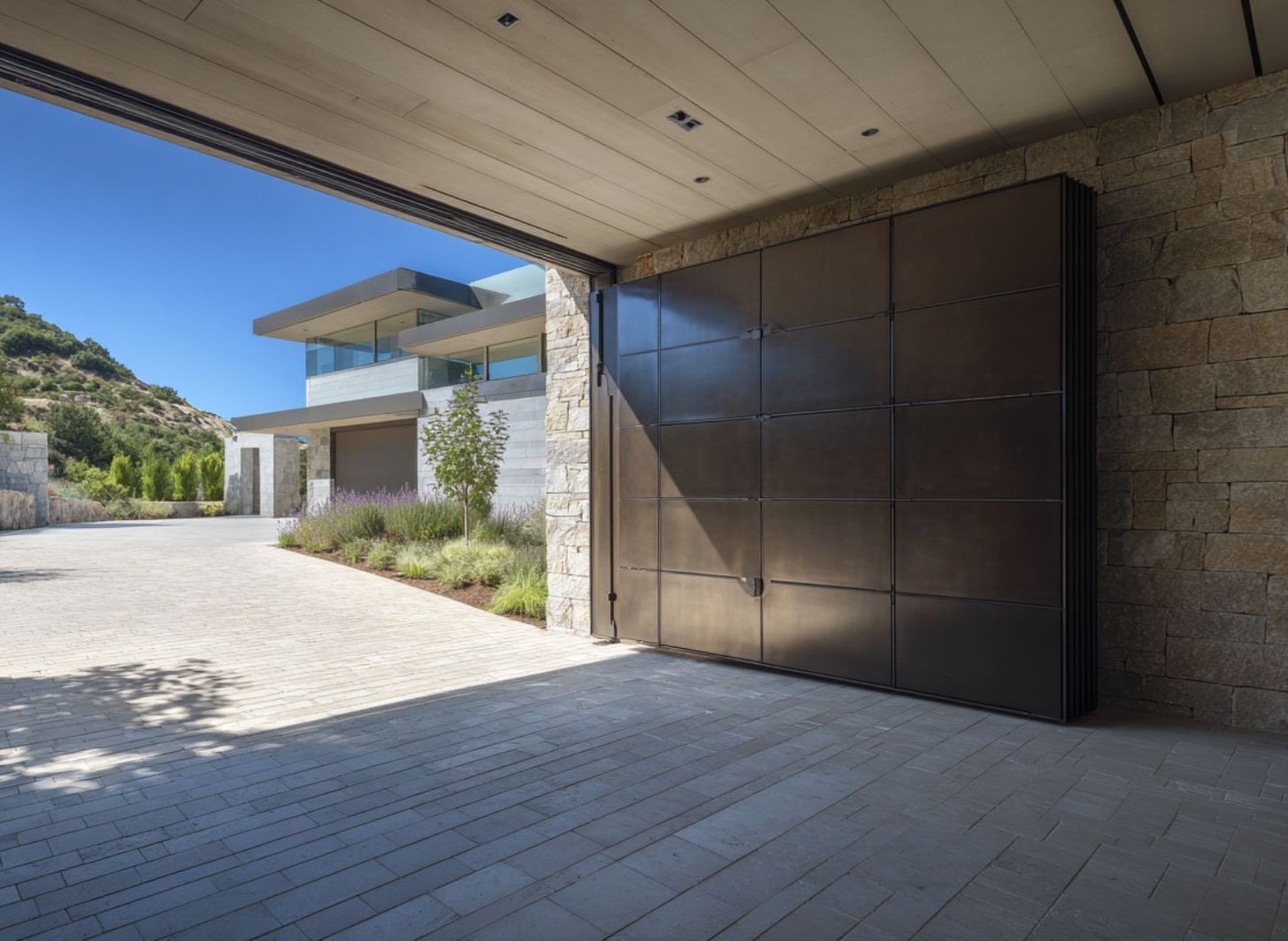 Una opción práctica para garajes con espacio suficiente. Se ven mucho en viviendas unifamiliares y comunidades, sobre todo por su sencillez y fiabilidad.