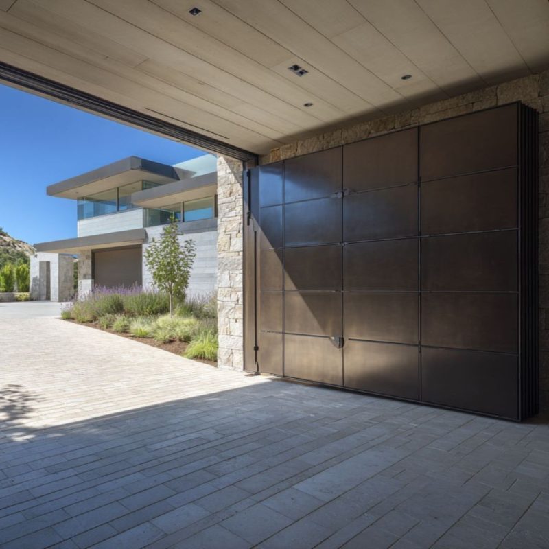 Una opción práctica para garajes con espacio suficiente. Se ven mucho en viviendas unifamiliares y comunidades, sobre todo por su sencillez y fiabilidad.